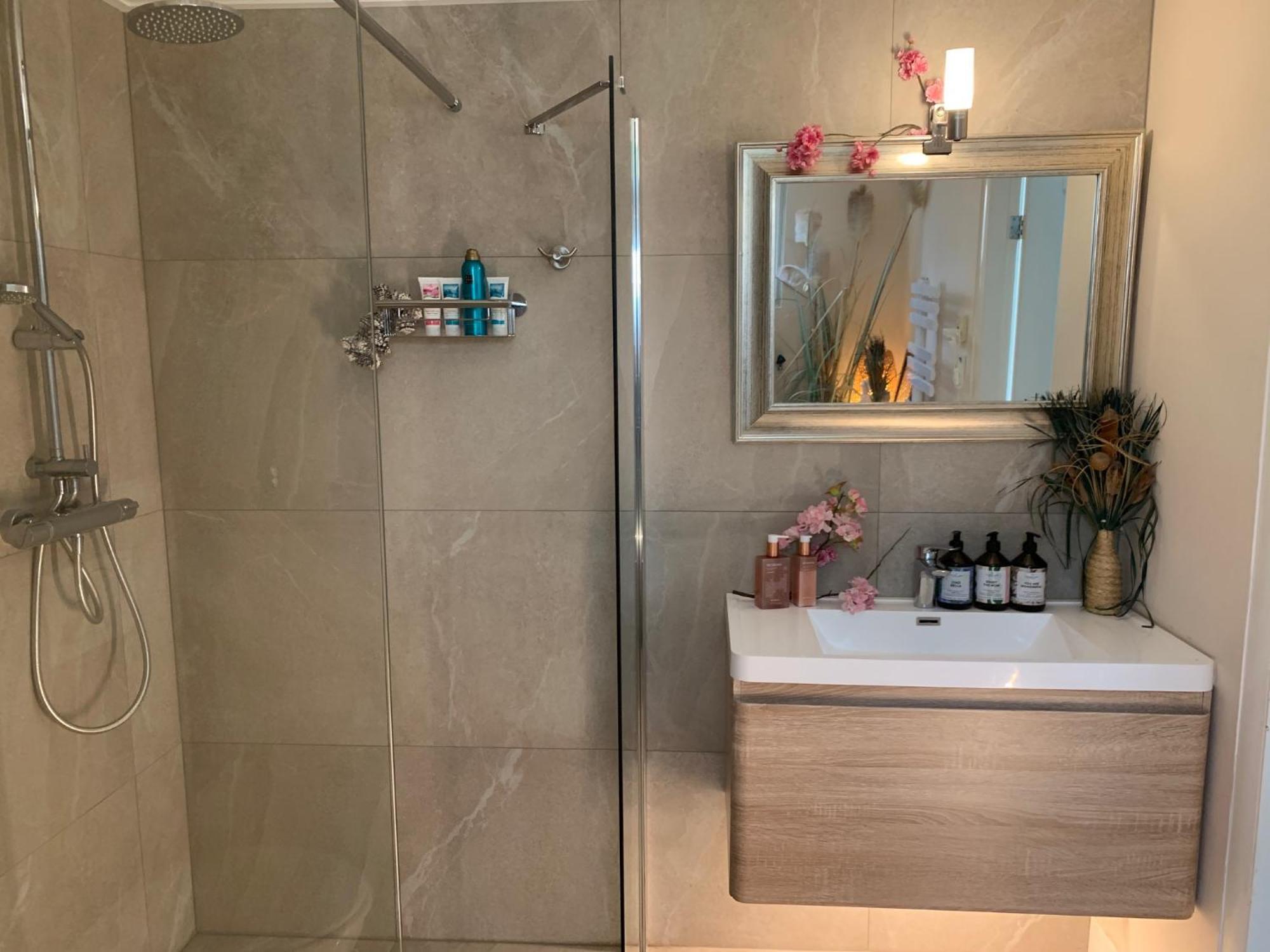 Romantisch Wellness Appartement Met Prive Hottub Sauna Gamesroom Den Ham エクステリア 写真